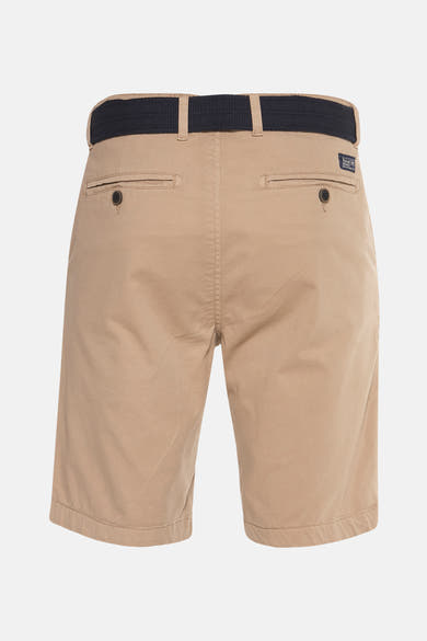 Korte beige short van Petrol Industries, met marineblauwe gevlochten riem en achterzakken met knoopsluiting.
