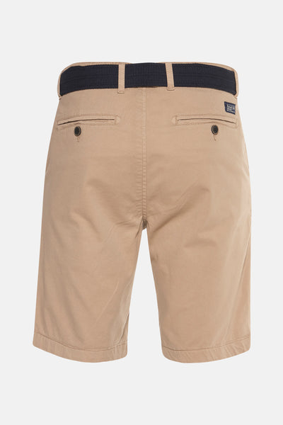 Korte beige short van Petrol Industries, met marineblauwe gevlochten riem en achterzakken met knoopsluiting.