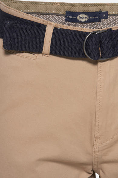 Korte beige short van Petrol Industries, met marineblauwe riem en zilveren gesp, met zichtbare voorzak.