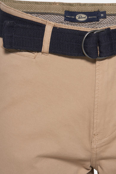 Korte beige short van Petrol Industries, met marineblauwe riem en zilveren gesp, met zichtbare voorzak.