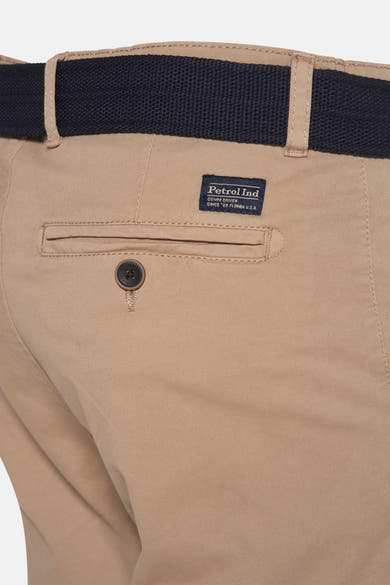 Korte beige short van Petrol Industries, met marineblauwe riem en achterzak met knoop.