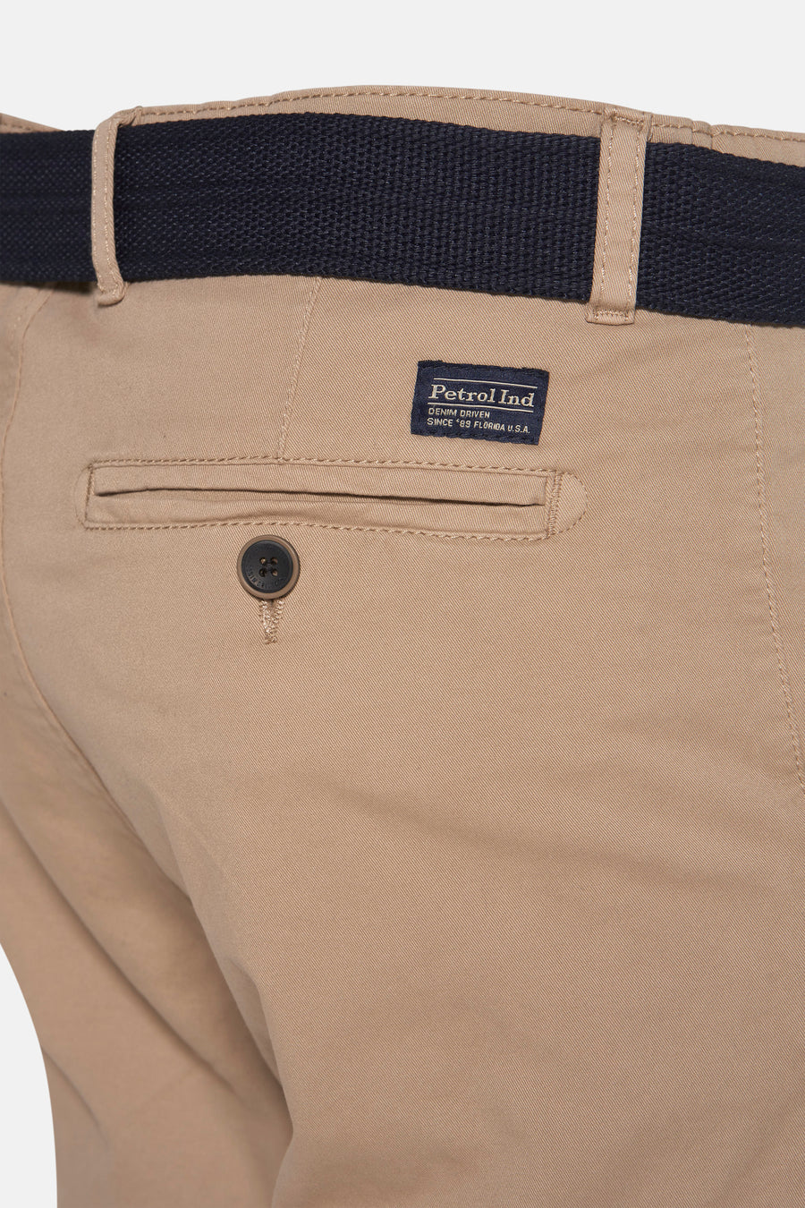 Korte beige short van Petrol Industries, met marineblauwe riem en achterzak met knoop.
