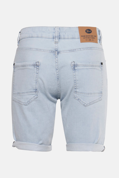 Korte spijkerbroek in lichtblauw van Petrol Industries, met achterzakken en opgerolde zomen.