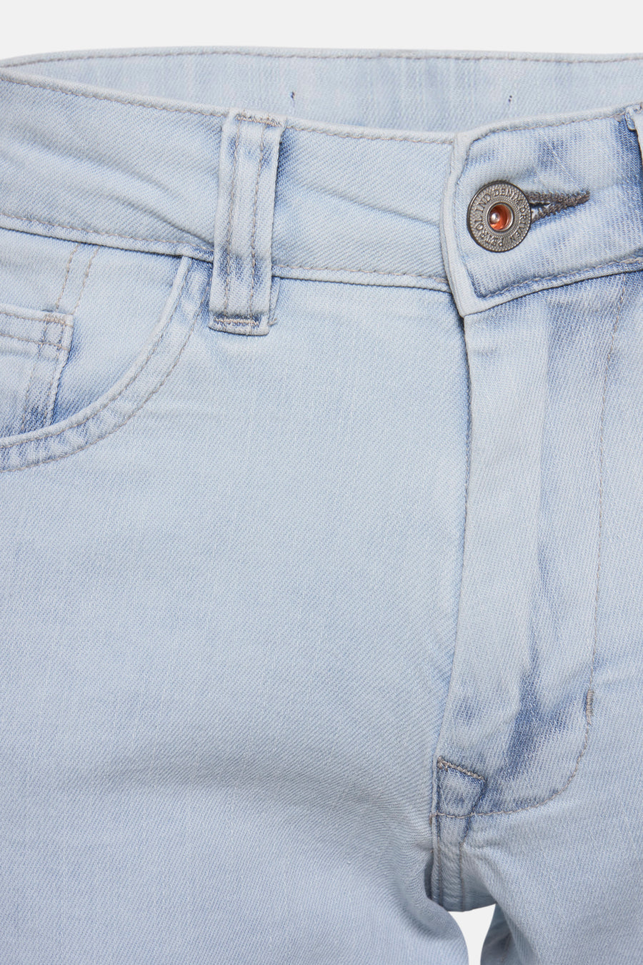 Short en denim bleu clair de Petrol Industries, avec fermeture boutonnée et passants de ceinture.