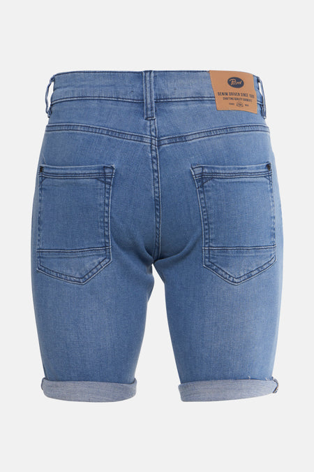 Korte spijkerbroek in middinblauw van Petrol Industries®, met achterzakken en omgeslagen zomen.