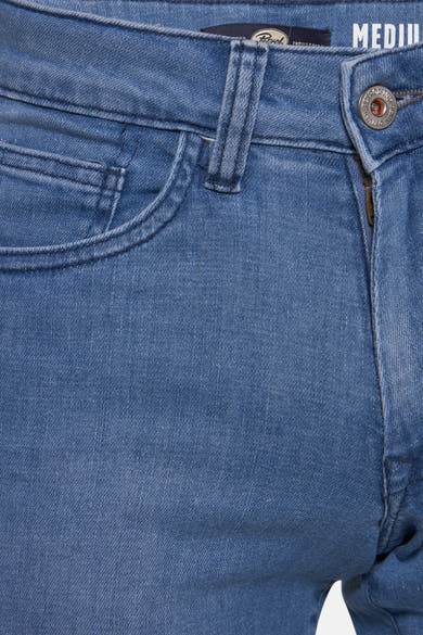 Short en denim bleu moyen de Petrol Industries, avec poche avant et fermeture éclair visible.
