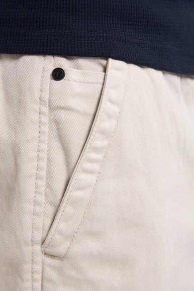 Korte beige short van Petrol Industries®, met zijzak en zichtbare zwarte knoop.