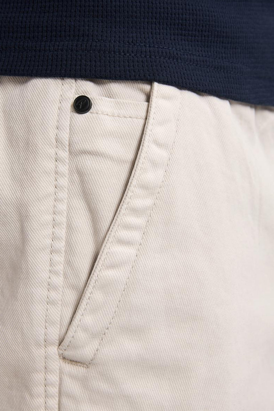 Korte beige short van Petrol Industries®, met zijzak en zichtbare zwarte knoop.