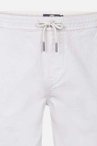 Korte beige short van Petrol Industries®, met trekkoord en metalen oogjes.