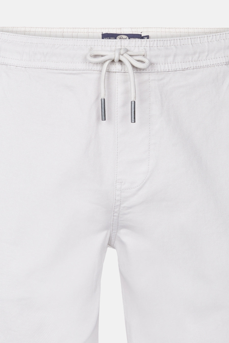 Korte beige short van Petrol Industries®, met trekkoord en metalen oogjes.