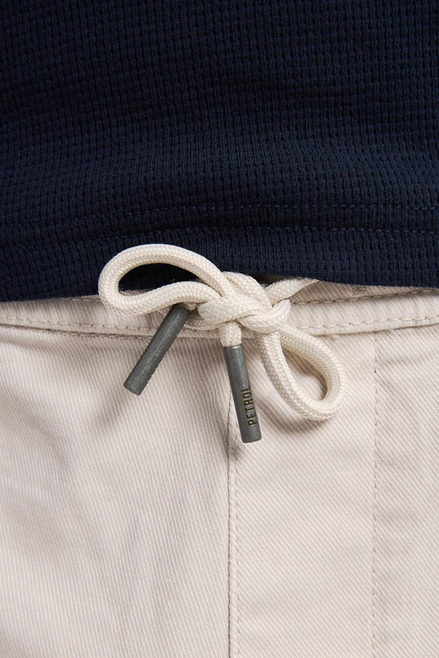 Korte beige short van Petrol Industries®, met trekkoord en zilverkleurige details.