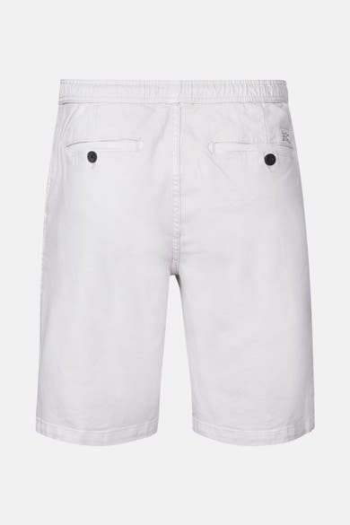 Korte beige short van Petrol Industries, met knoopzakken aan de achterkant en elastische tailleband.