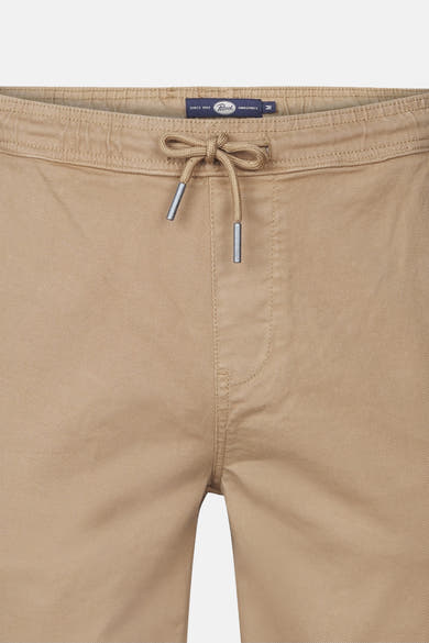 Korte beige short van Petrol Industries, met trekkoord en metalen afwerkingen.