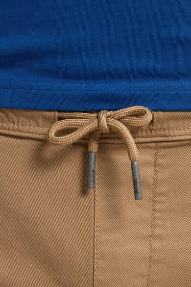Korte beige short van Petrol Industries, met geknoopte trekkoord en metalen afwerkingen.