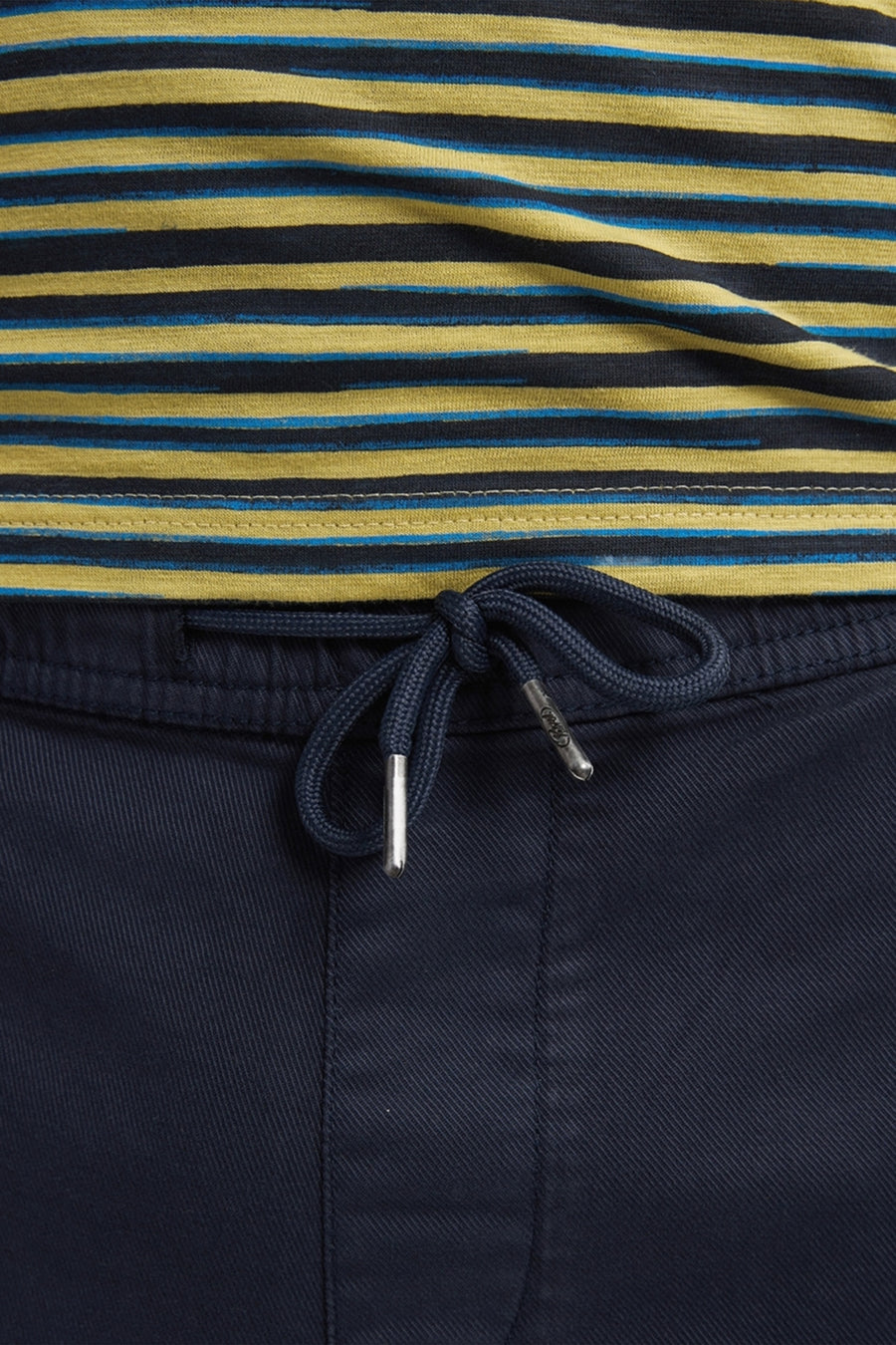 Korte blauwe short van Petrol Industries® met trekkoord in de taille en effen patroon.