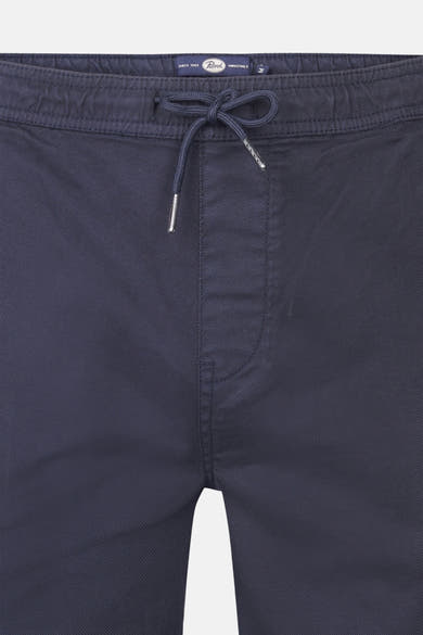Marineblauwe korte broek van Petrol Industries, met trekkoord in de taille en subtiele textuur.