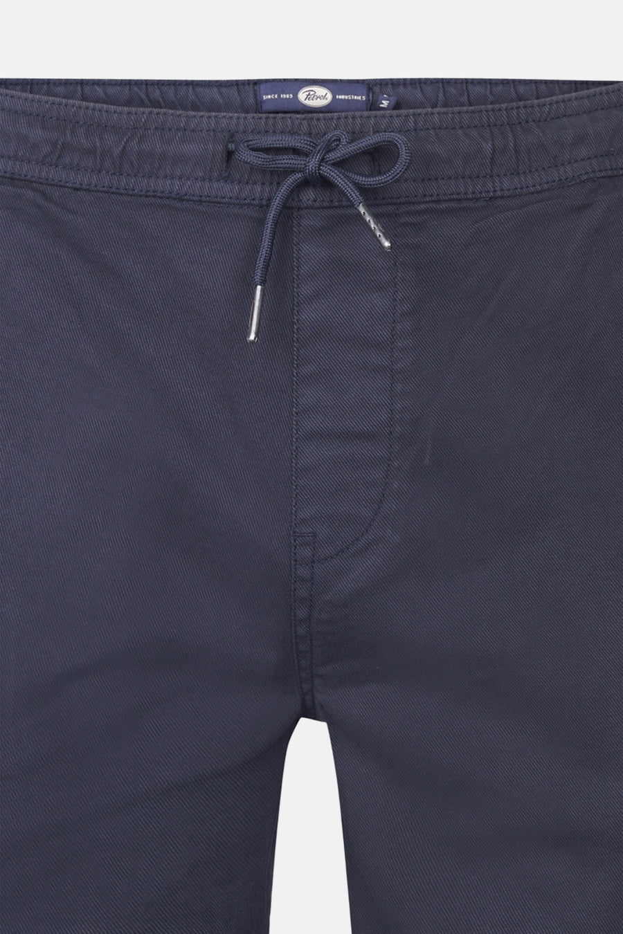 Marineblauwe korte broek van Petrol Industries, met trekkoord in de taille en subtiele textuur.