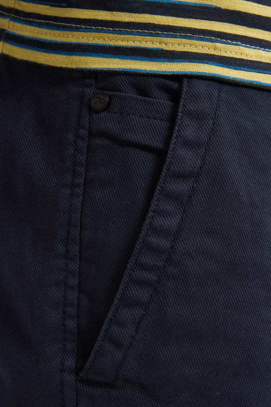 Korte blauwe spijkerjas van Petrol Industries, detail van een schuine voorzak en gele strepen aan de bovenkant.