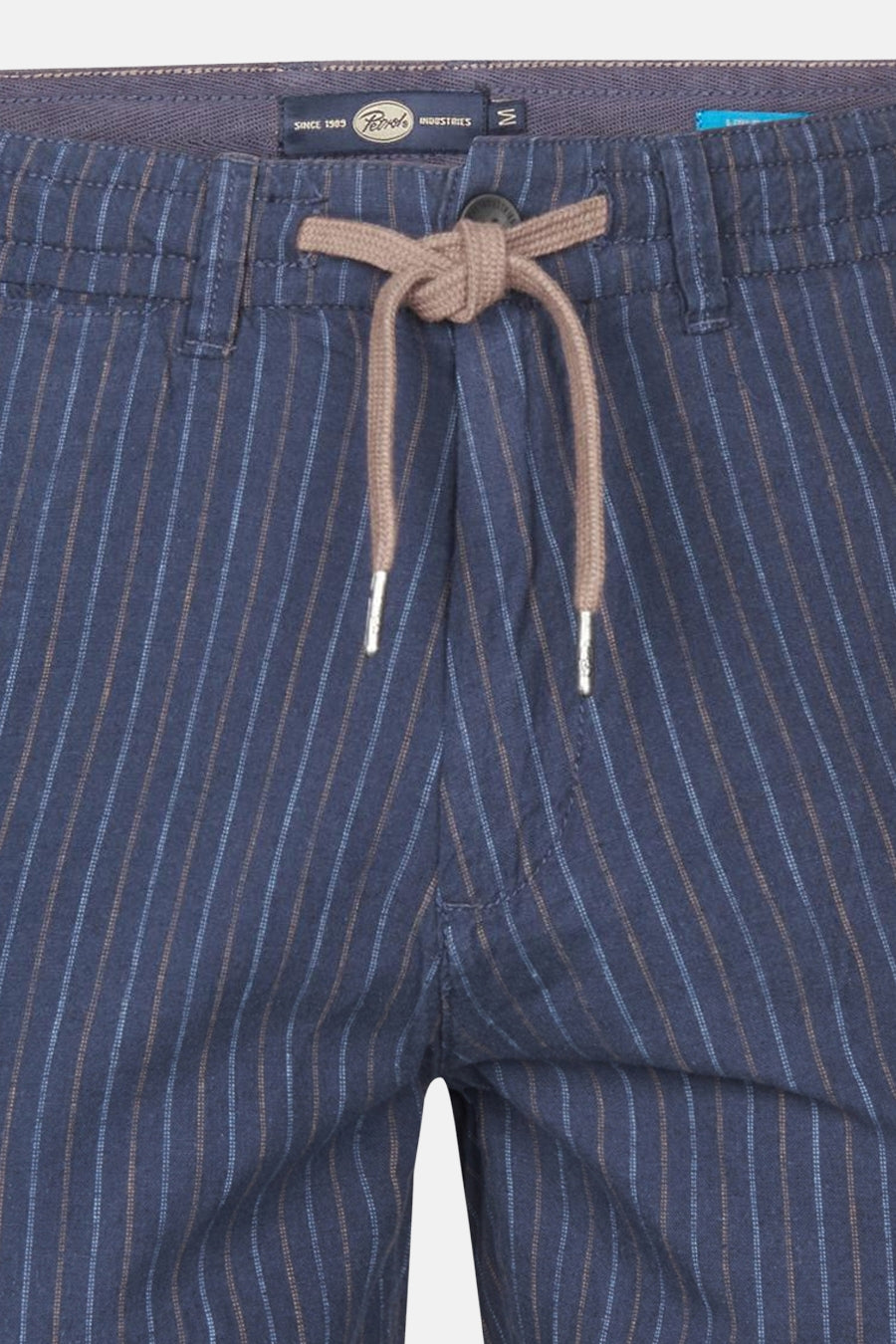 Short bleu à rayures, de Petrol Industries®, avec cordon de serrage noué.
