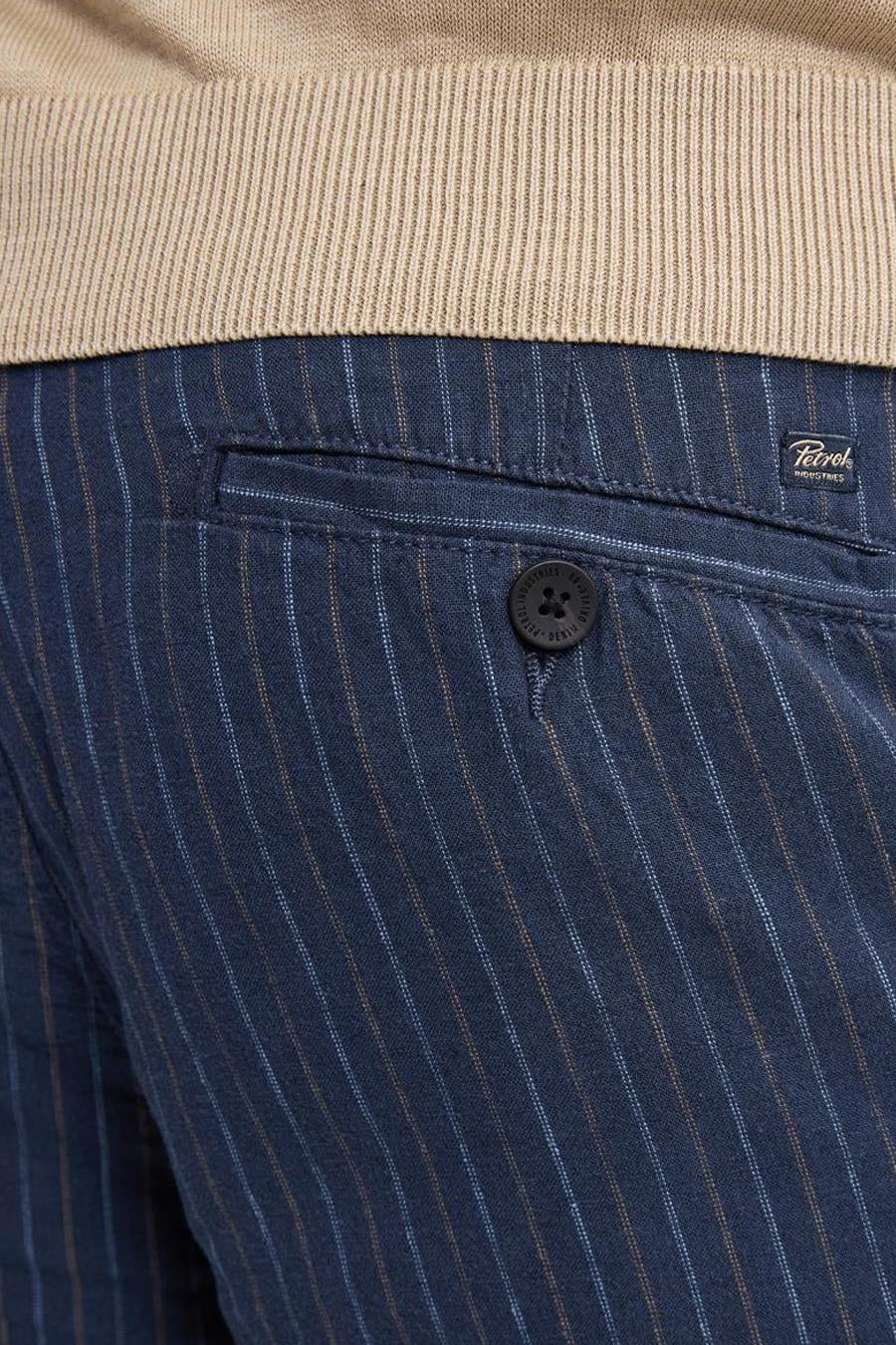 Short bleu rayé by Petrol Industries, avec poche arrière boutonnée et bouton de fermeture apparent.