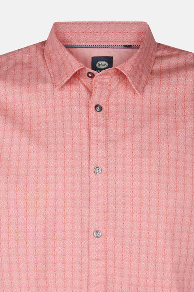 Chemise rose à manches longues de Petrol Industries, avec un motif géométrique subtil et une patte de boutonnage visible.
