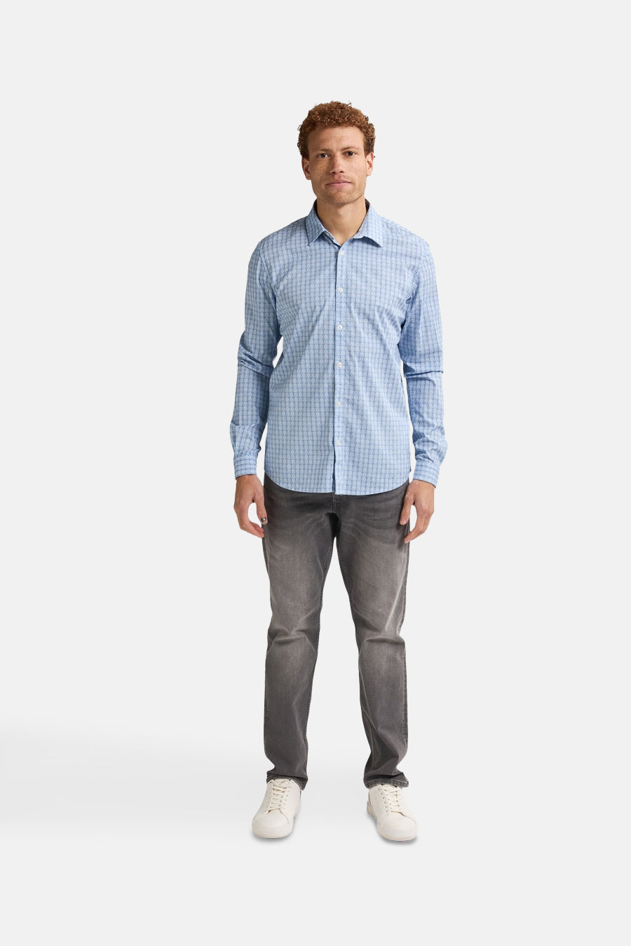 Blauw overhemd met lange mouwen van Petrol Industries®, met subtiel geometrisch patroon, gedragen met een grijze jeans en witte sneakers.