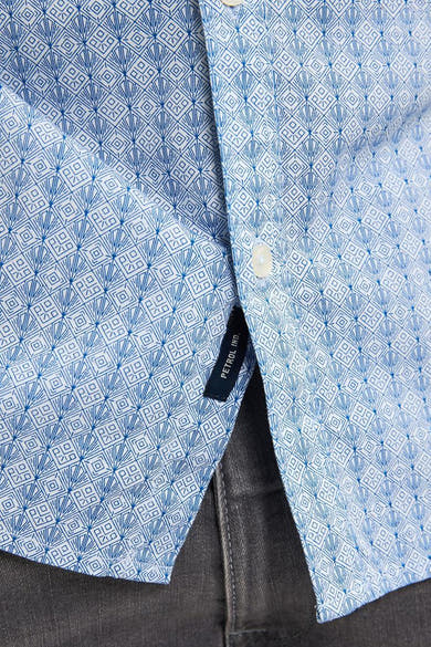 Blauw overhemd met geometrische patronen van Petrol Industries, met knoopsluiting en zichtbaar merklabel.