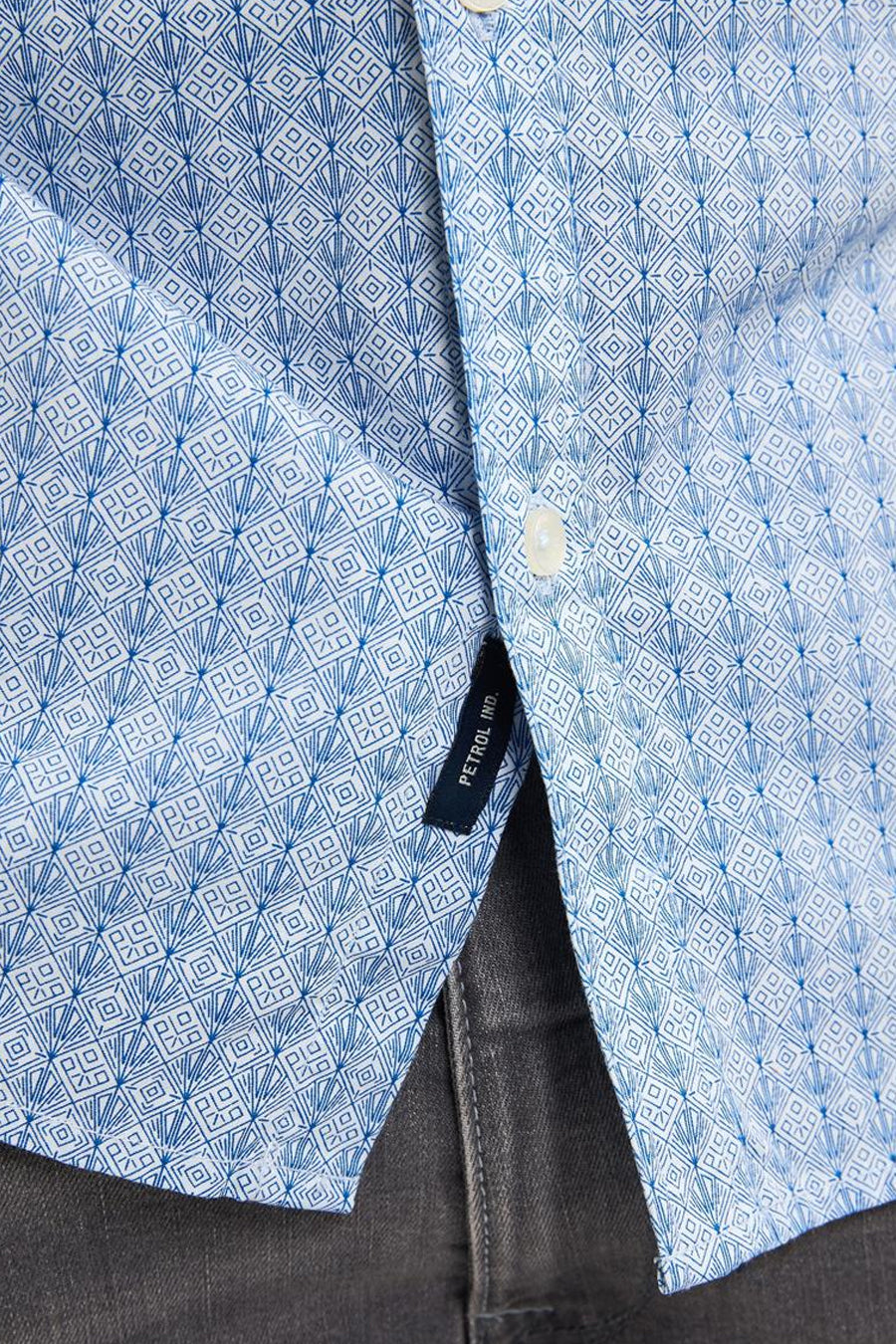 Blauw overhemd met geometrische patronen van Petrol Industries, met knoopsluiting en zichtbaar merklabel.