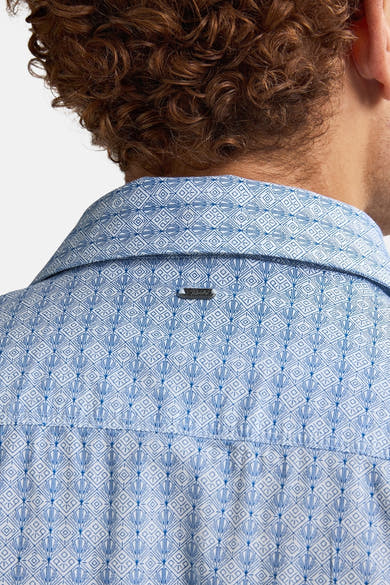 Blauw overhemd met lange mouwen van Petrol Industries®, met een geometrisch patroon over het geheel.
