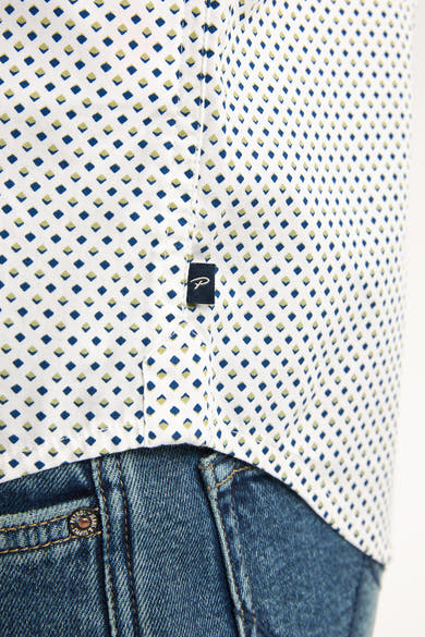 Wit overhemd met lange mouwen van Petrol Industries, met blauw en beige ruitpatroon, gedragen met een blauwe jeans.