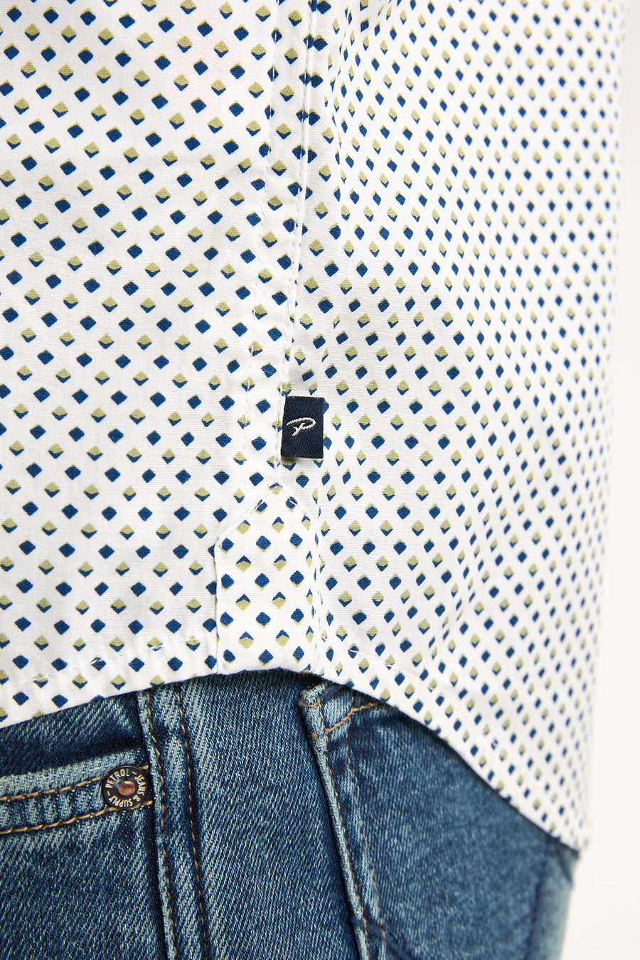 Wit overhemd met lange mouwen van Petrol Industries, met blauw en beige ruitpatroon, gedragen met een blauwe jeans.