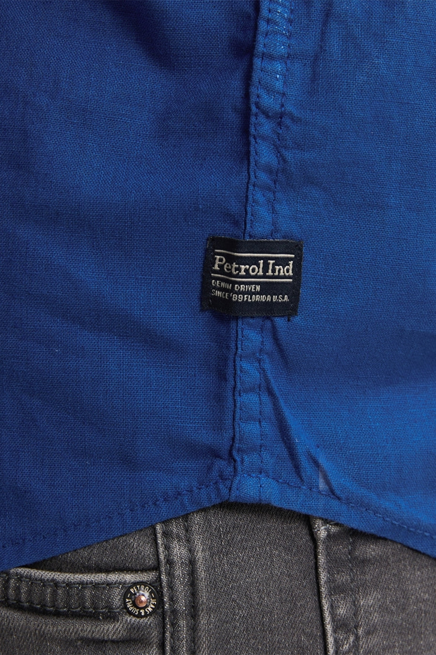 Blauw overhemd met lange mouwen van Petrol Industries, met logolabel aan de voorkant.