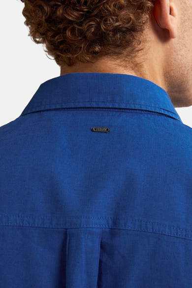 Chemise bleue à manches longues de Petrol Industries, avec un détail de logo métallique au dos du col.