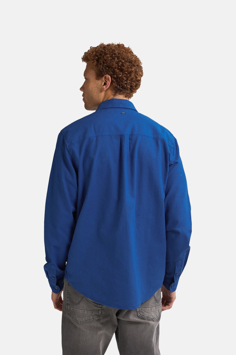Blauw overhemd met lange mouwen van Petrol Industries, achterkant, met lichtgrijs spijkerbroek