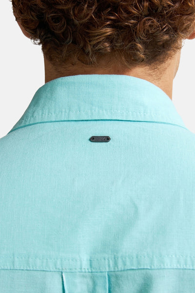Chemise turquoise à manches courtes de Petrol Industries®, avec détail de logo métallique au dos du col.