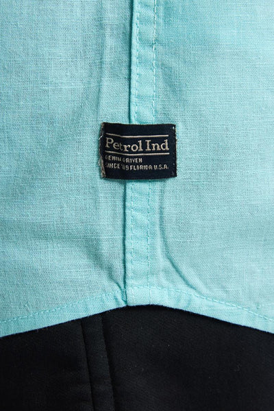 Turquoise overhemd met korte mouwen van Petrol Industries, met een genaaid zwart label en zichtbaar stikseldetail.