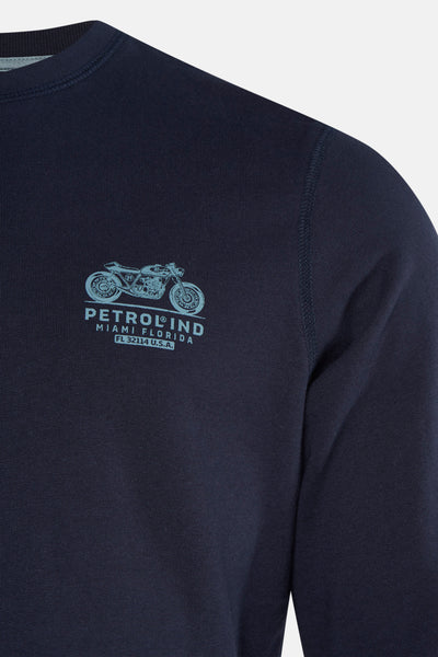 Blauwe trui van Petrol Industries, met een gedrukt patroon op de voorzijde.