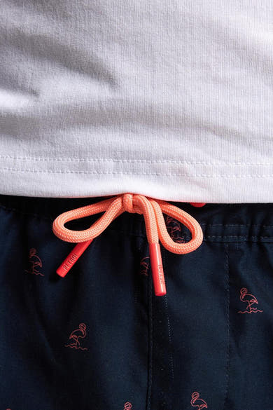 Short de bain bleu foncé de Petrol Industries, à motif flamants roses corail et cordon de serrage corail.