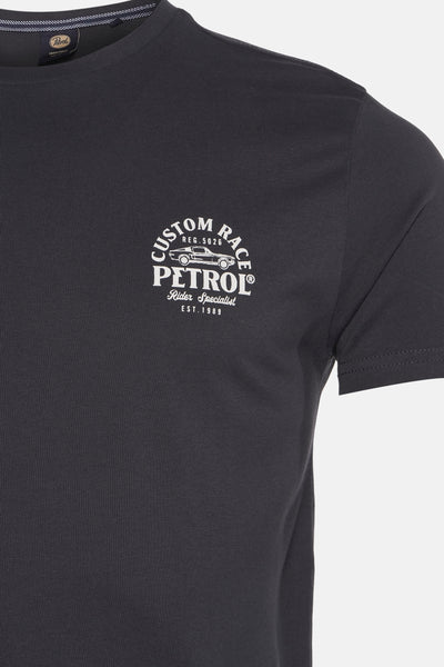 T-shirt gris à manches courtes de Petrol Industries, avec un imprimé graphique sur la poitrine.