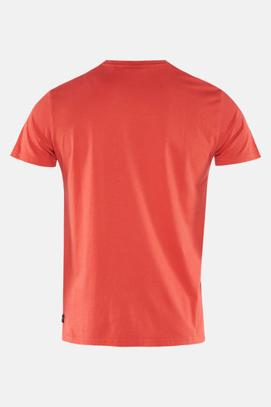 Rood T-shirt met korte mouwen van Petrol Industries, klassieke pasvorm, op een neutrale achtergrond.