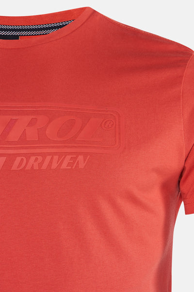 Rood T-shirt met korte mouwen van Petrol Industries®, met reliëftekst op de voorkant.