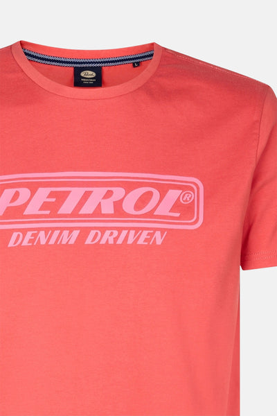 T-shirt rouge à manches courtes de Petrol Industries®, avec un logo imprimé sur le devant.