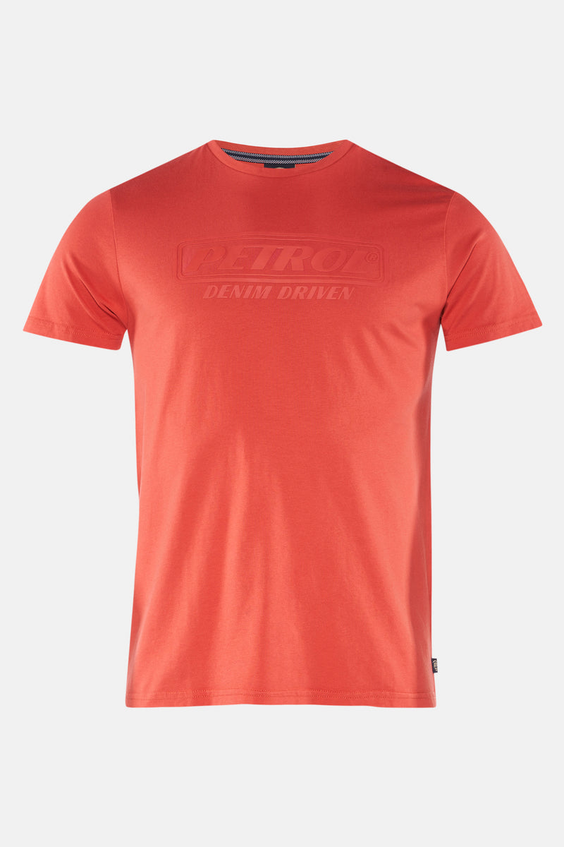 Rood T-shirt met korte mouwen van Petrol Industries® met een textuurlogo op de voorkant.