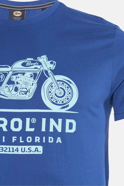 T-shirt bleu à manches courtes de Petrol Industries, avec un imprimé moto et lettrage blanc.