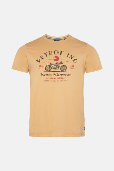 T-shirt à manches courtes jaune de Petrol Industries, avec un imprimé moto vintage sur le devant.
