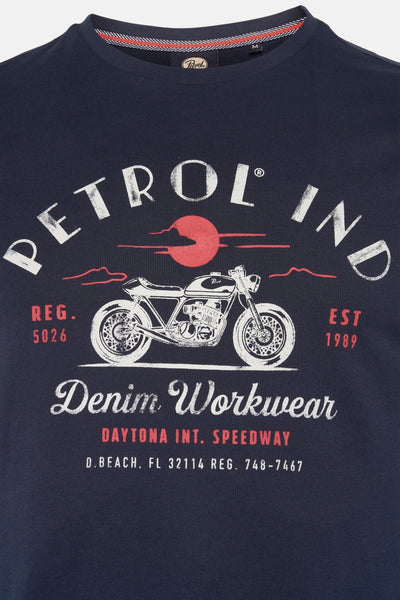 T-shirt à manches courtes bleu de Petrol Industries, avec un motif de moto imprimé sur le devant.