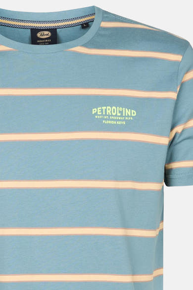 T-shirt bleu à rayures par Petrol Industries®, avec logo imprimé sur le devant.