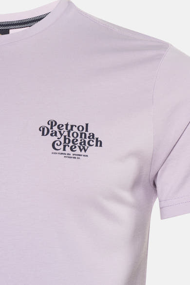 T-shirt mauve à manches courtes de Petrol Industries, avec imprimé texte décoratif sur le devant.
