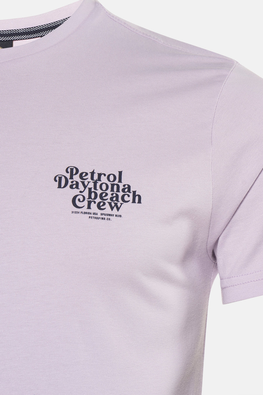 T-shirt mauve à manches courtes de Petrol Industries, avec imprimé texte décoratif sur le devant.
