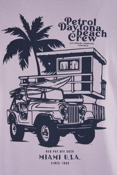 Paars T-shirt met korte mouwen van Petrol Industries® met auto-, palmboom- en tekstprint.